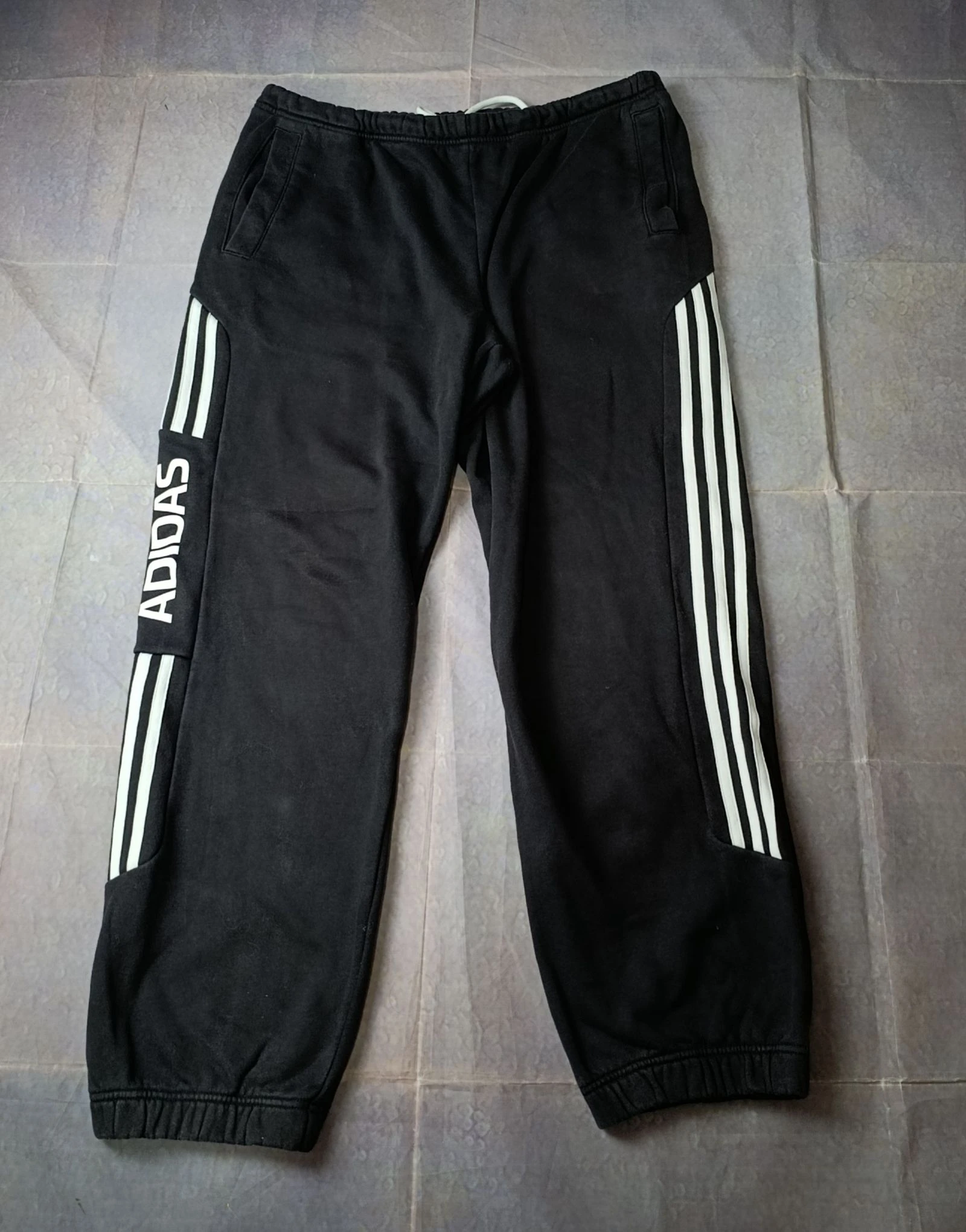 Adidas Pantalones de chándal negros con logotipo de 3 rayas talla XL